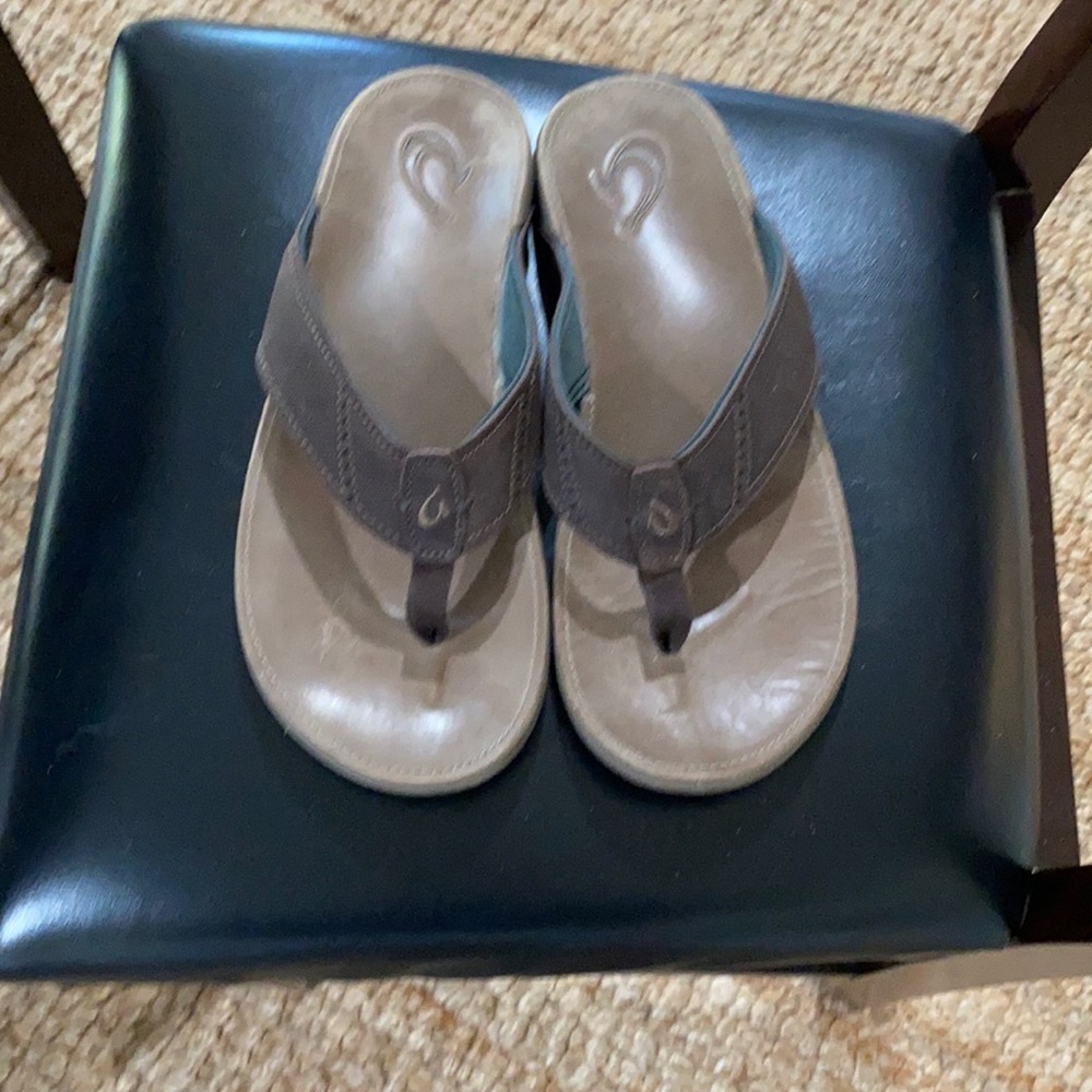 Mens pair of Olukai sandals
